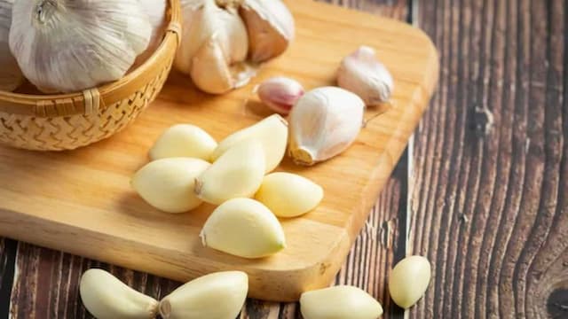Raw Garlic Too Strong? Here’s How To Soften It Without Cooking